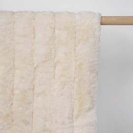 Tissu fausse fourrure blanc cassé à rayures verticales - pretty mercerie - mercerie en ligne