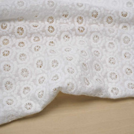 Tissu coton brodé blanc à motif graphique | Pretty Mercerie | mercerie en ligne