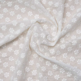 Tissu coton brodé blanc à motif pâquerette | Pretty Mercerie | Mercerie en ligne