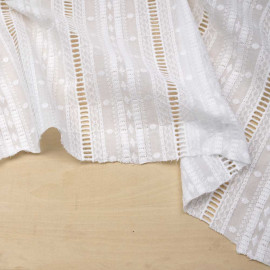 Tissu coton brodé blanc à motif rayé fleuri et ajouré échelle | pretty mercerie | mercerie en ligne
