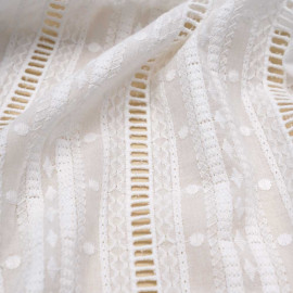 Tissu coton brodé blanc à motif rayé fleuri et ajouré échelle | pretty mercerie | mercerie en ligne