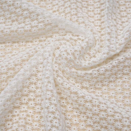 Tissu mousseline blanc à motif brodé marguerite | Pretty Mercerie | mercerie en ligne