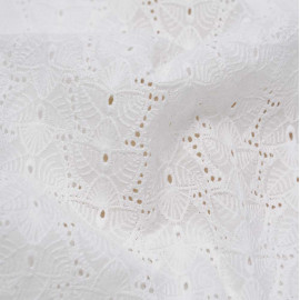 Tissu coton brodé blanc cassé à motif feuilles ajourées | pretty mercerie | mercerie en ligne