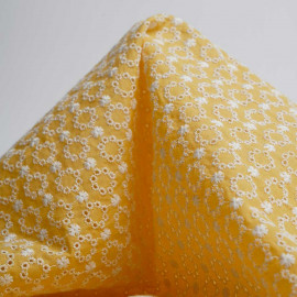Tissu coton brodé lemon à motif couronnes de fleurs ajourées blanc | Pretty Mercerie | mercerie en ligne