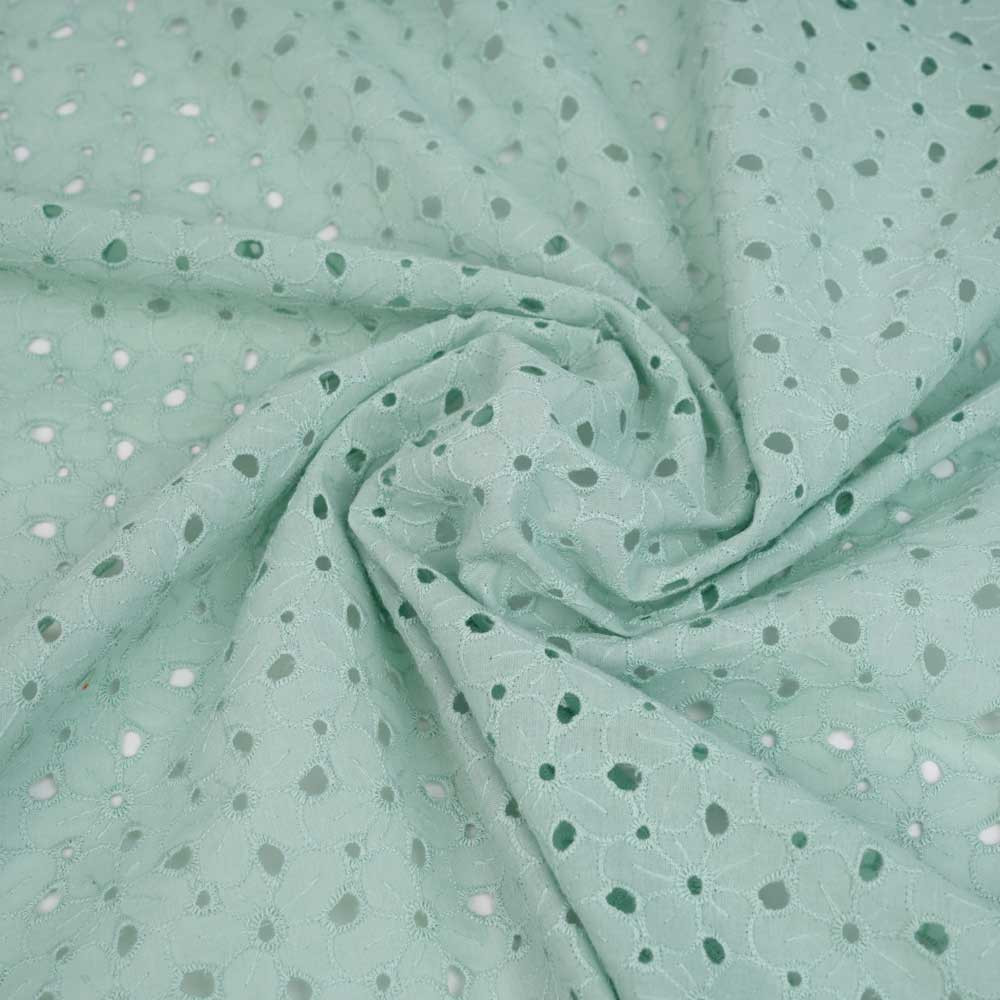 Tissu coton brodé vert pastel à motif fleurs ajourées | pretty mercerie | mercerie en ligne