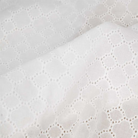 Tissu coton brodé blanc cassé à motif trèfle | Pretty mercerie | mercerie en ligne