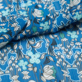 Tissu mousseline Penelope crinkle bleu faïence à motif jolies fleurs entrelacs blanche et verte