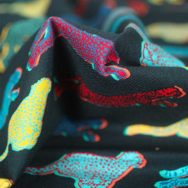 Tissu polo maille piquée de coton bleu foncé à motif guépard multicolore