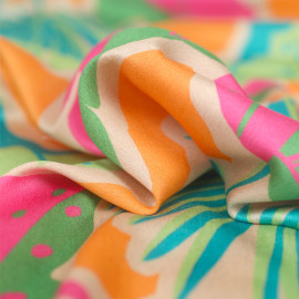 Tissu viscose Palm rose et vert à motif multicolore